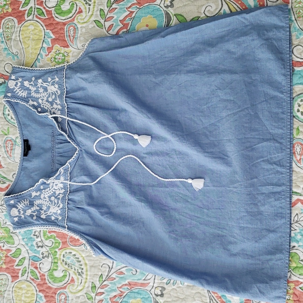 Talbots embroidered top / M